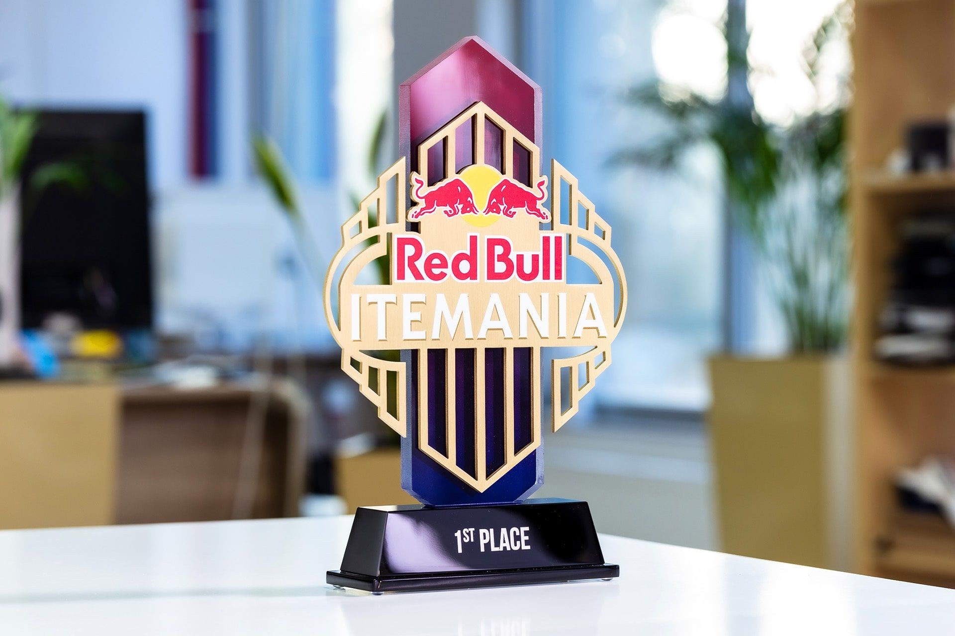 statuetka szkło RedBull Itemania glasso